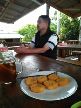 Ngobrol dengan pak Pelawi sambil menikmati segelas jahe madu di cafe Surya, Siosar (Dok. Pribadi)