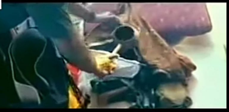 Boneka jailangkung yang dibawa Soni di film Jelangkung 2001. Tangkapan layar akun YouTube @Rexinema