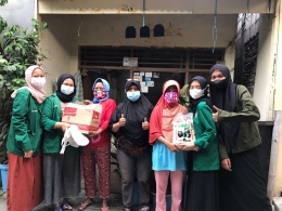foto penyerahan hasil donasi berupa sembako untuk Ibu Sarinah didampingi oleh Ibu Siti Nur Laila selaku dasa wisma RT dan RW setempat.