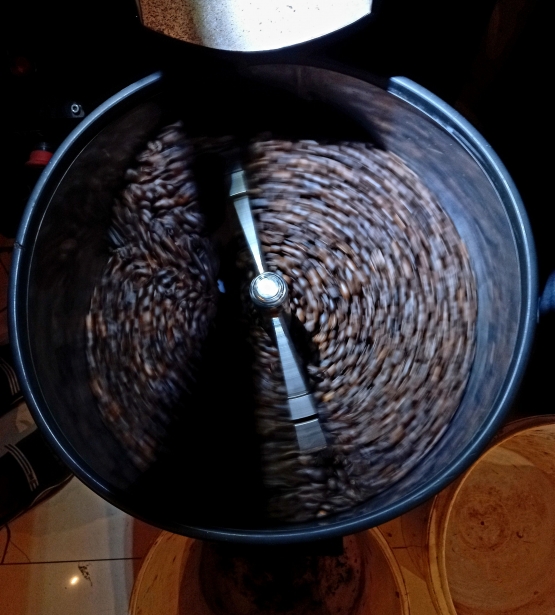 Kopi biji fullwash sedang didinginkan setelah diroasting dengan instrumen buatan Puslit Cocoa dan Kopi Jember, Jatim. Foto : Parlin Pakpahan.