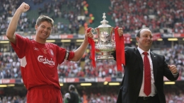 Steven Gerrard ketika meraih torfi FA Cup sebagai pemain bersama Liverpool (Foto AVFC.co.uk). 