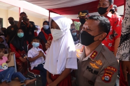 Kapolda Banten membaur bersama murid Sekolah Dasar. Foto: Dok. Polda Banten