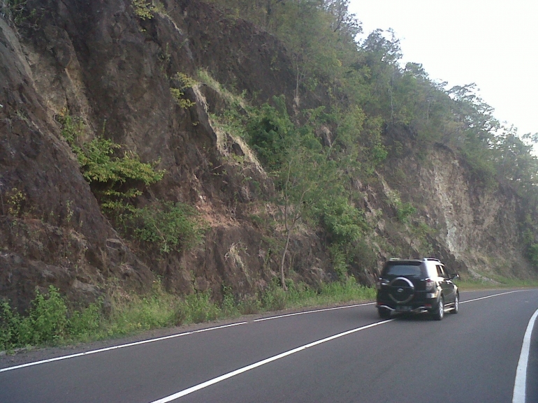 Dokpri 2015_sebuah mobil melintas di jalur jalan propinsi yang menghubungkan dua kabupaten.Â