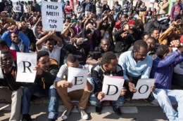 Ribuan imigran asal Afrika melakukan unjuk rasa ke berbagai kedutaan besar di Tel Aviv, Israel untuk memprotes perlakuan pemerintah Israel terhadap para imigran. (JACK GUEZ/AFP via kompas.com)