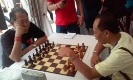 Pertandingan catur seru kang Pepih Nugraha vs. Kompasianer di booth KOPROL/dokpri