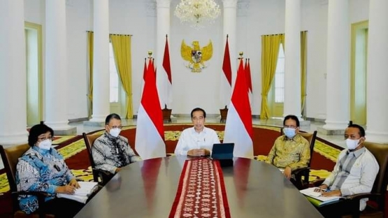 Presiden Jokowi saat mengumumkan pencabutan izin perusahaan tambang. Doc Sekretariat Presiden