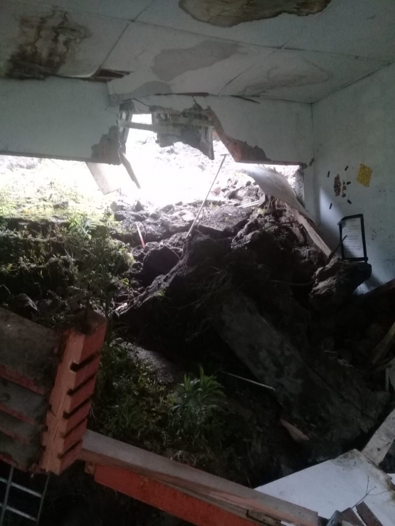 Foto pribadi: kondisi gedung sekolah yang rusak