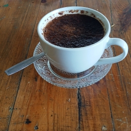 Secangkir kopi dengan buih belum diaduk (dokumen pribadi)