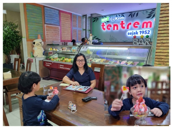 Bersama si Bungsu menikmati es krim (Foto : Dokpri MomAbel)