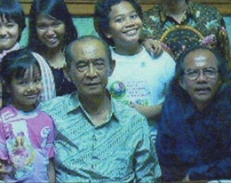 Jose Rizal Manua bersama Ali Sadikin dan anak-anak Teater Tanah Air. Foto: Dok. Jose