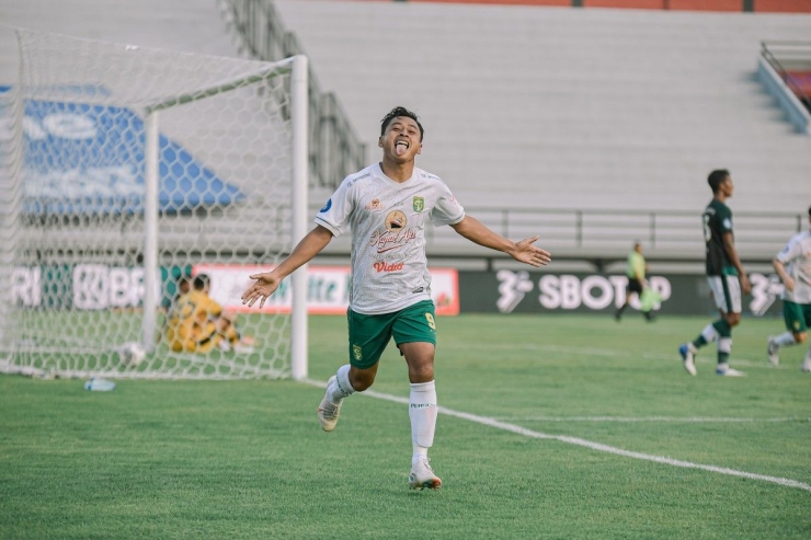 Penyerang Persebaya, Samsul Arif merayakan gol yang dicetaknya ke gawang Persikabo| Sumber: Persebaya.id