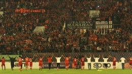 Persija dulu sering menjadikan Stadion Manahan sebagai alternatif laga kandangnya (Bola.com/Robby Firly) 