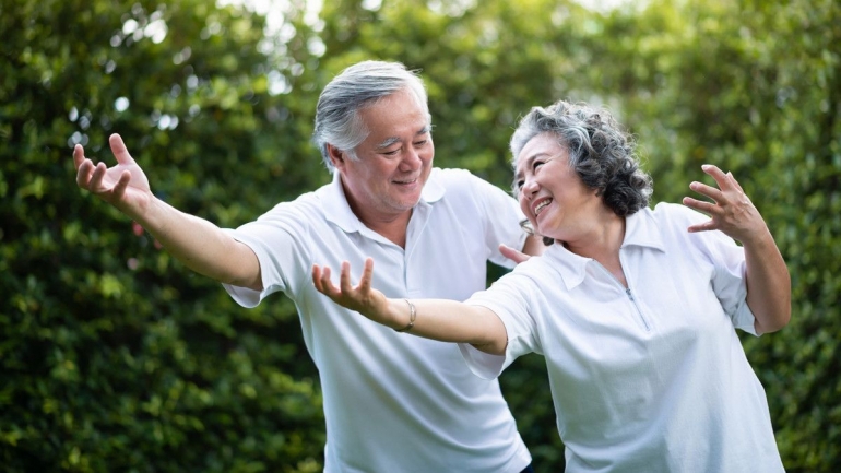 Ilustrasi sepasang orang yang telah lanjut usia merasa bahagia. Gambar diambil dari klikdokter.com