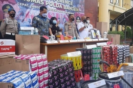 Polda Banten saat pers rilis pengungkapan kasus pemalsuan produk shampoo, sabun, dll. awal Januari 2022. (Sumber foto kompas.com/Rasyid Ridho) 