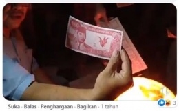 Uang mainan bergambar Presiden Sukarno yang siap dibakar (Sumber: tangkapan layar FB CORE)