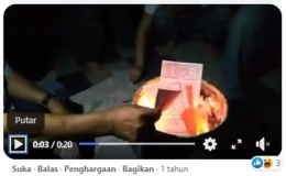 Para numismatis yang tergabung dalam CORE membakari uang mainan bergambar Sukarno (Sumber: tangkapan layar FB CORE)
