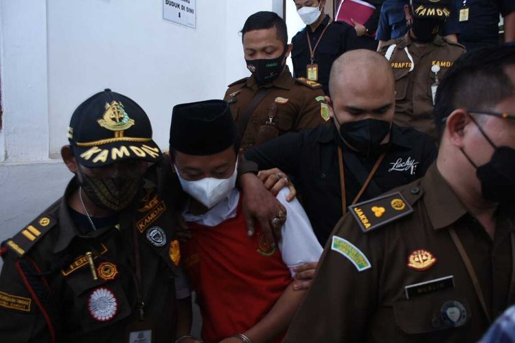Herry Wirawan Pemerkosa 13 santriwati di tuntut hukuman mati, kebiri dan identitasnya disebarkan. (Foto Kejati Jabar via kompas.com)