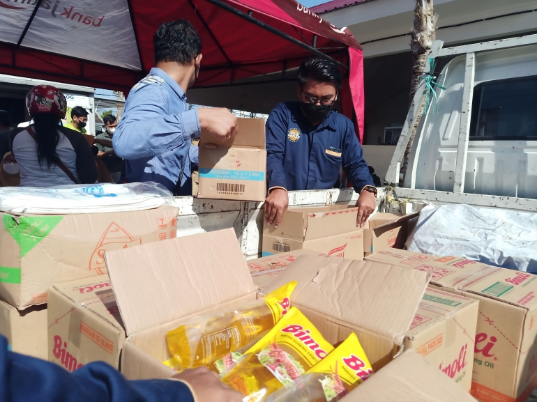 Minyak goreng yang disiapkan Indomart dalam operasi pasar di Madiun. Foto pribadi/Sri Rohmatiah