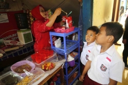 Kegiatan di Kantin Sekolah Sebelum Pandemi - Sumber : lifestyle.kompas.com