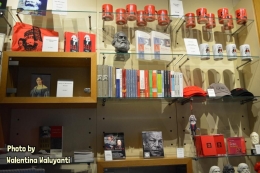 Foto: Toko di museum menjual karya Karl Marx dan buku-buku sosialisme lainnya, juga aneka souvenir terkait Karl Marx.