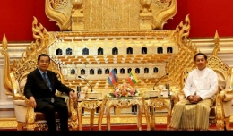 PM Kamboja Hun Sen (kiri) yang juga ketua ASEAN tahun ini, saat berkunjung ke Myanmar dan bertemu bos junta militer Min Aung Hlaing (kanan).| Sumber: France24 via KompasTV
