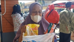 Salah satu warga (Siti)  menunjukkan minyak goreng dan pasta gigi saat operasi pasar. Foto hasil tangkap layar metasatu.TV