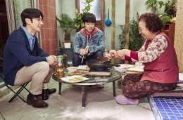 Kehangatan mereka bertiga saat makan bersama. Sumber gambar: Lotte Entertainment via IMDB