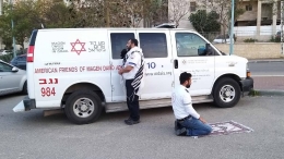 Avraham Mintz menghadap Yerusalem, selendang doanya tergantung di bahunya. Zoher Abu Jama berlutut menghadap Mekah, sajadah terbentang di depannya. (Foto: MAGEN DAVID ADOM/AFP/GETTY via theatlantic.com)