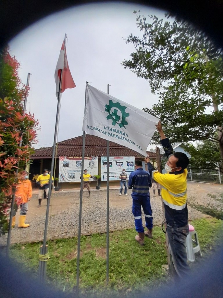 Salah seorang pekerja PT BWKM menaikkan bendera SP PT BWKM yang akan berkibar selama satu bulan 