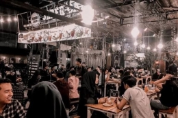 Anak Muda Nongkrong di Cafe | Sumber: IDN Times