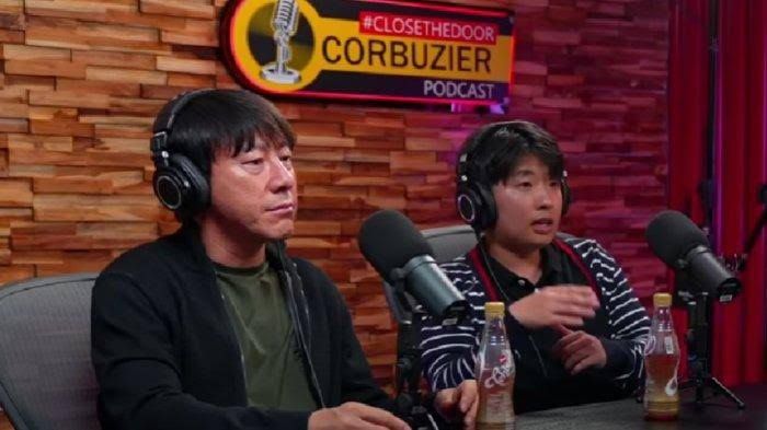 Shin Tae-yong dan Jeong Seok Seo (penerjemah dan interpreternya) saat hadir di Podcast Deddy Corbuzier. (Tribunnews.com)