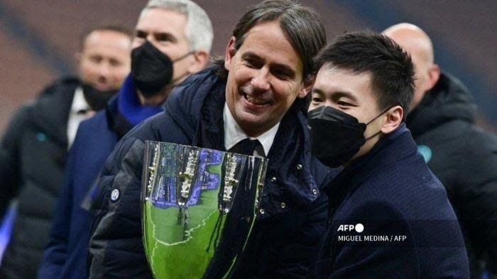 Pelatih Inter Milan,Simone Inzaghi memegang tropi Supercoppa Italiana 2021.Foto:Miguel Medina/AFP/tribunnews.com