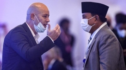 Menhan RI Prabowo Subianto terlihat berdiskusi dengan wakil Israel Itay Tagner di Manama, Bahrain. (AFP/MAZEN MAHDI/cnnindonesia.com)