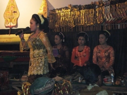 Seorang sinden menyanyikan lagu campursari sebagai pembuka pertunjukan wayang di Desa Gadingrejo, Kec. Umbulsari, Jember. Dok. Pribadi