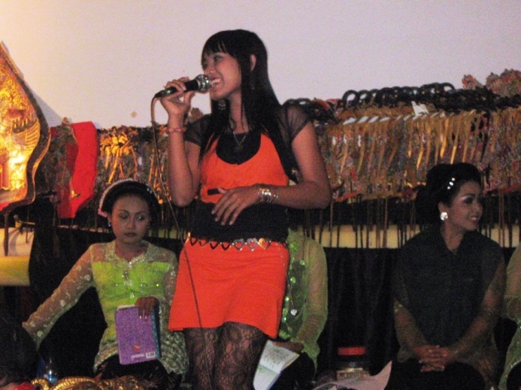 Seorang penyanyi dangdut membuka pertunjukan wayang di Desa Semboro, 31 Mei 2009. Dok. Pribadi