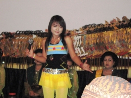 Penyanyi dangdut menghibur penonton dalam pertunjukan wayang di Desa Semboro, 31 Mei 2009. Dok. Pribad