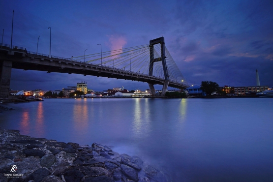 Jembatan Soekarno, ikon kota Manado. Sumber: dokumentasi pribadi