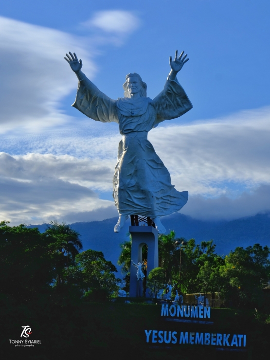 Monumen Yesus Memberkati- Manado. Sumber: dokumentasi pribadi