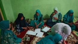 Evaluasi kegiatan workshop kerajinan oleh peserta (ibu-ibu PKK Desa Kesongo), dokpri