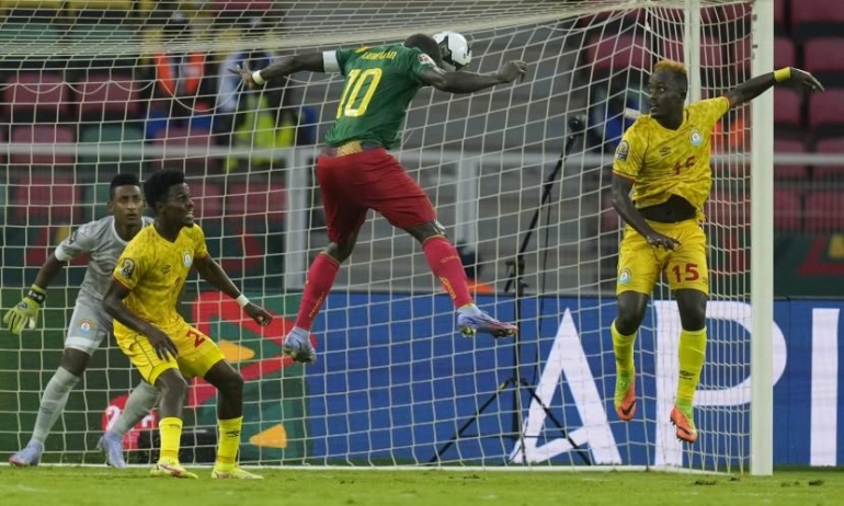 Sundulan maut Vincent Aboubakar, gol kedua Kamerun (FOTO : AP/Themba Hadebe) 