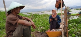 Salah satu nelayan berbagi cerita mengenai pengalaman dan kebiasaannya setelah mencari ikan di Rawa Pening, dokpri