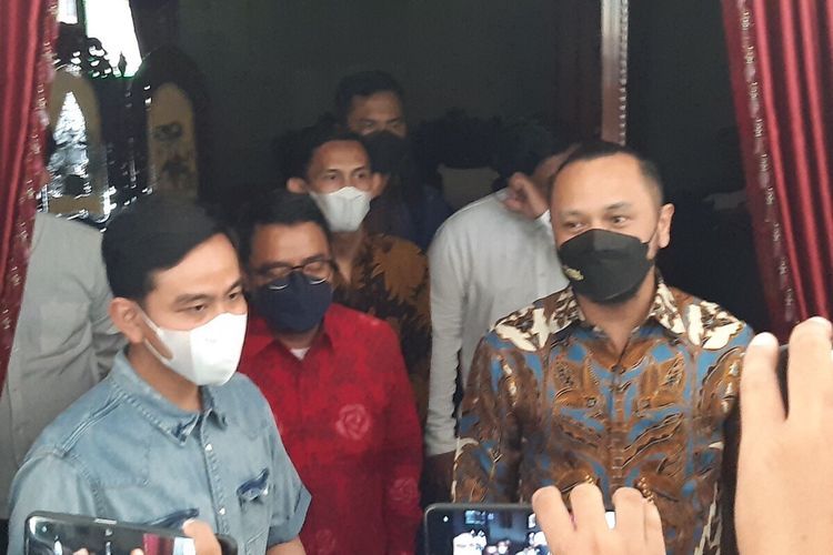 Ketua Umum Partai Solidaritas Indonesia (PSI) Giring Ganesha bertemu Wali Kota Solo Gibran Rakabuming Raka di rumah dinas Loji Gandrung Jalan Slamet Riyadi Solo, Jumat (14/1/2022). (KOMPAS.com/LABIB ZAMANI)