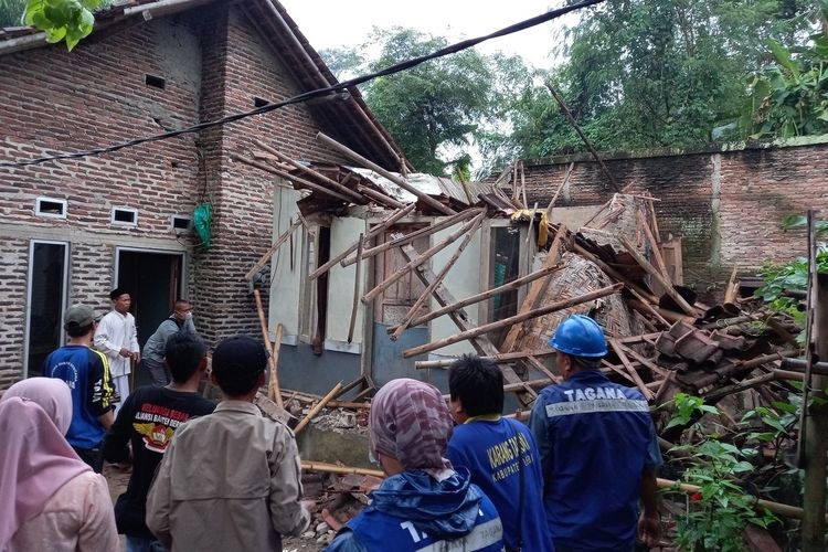 Satu rumah di Desa Kaduagung Timur, Kecamatan Cibadak, Kabupaten Lebak, ambruk saat gempa M 6,6 mengguncang Banten, Jumat (14/1/2022).(KOMPAS.COM/ACEP NAZMUDIN)