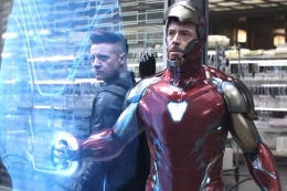 Hawkeye dan Iron Man di salah satu adegan Avengers : Endgame. Sumber : Lyles Movie Files