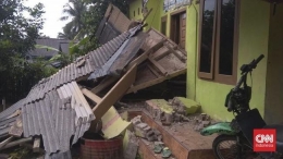 Rumah batu yang rusak akibat gempa 14 Januari 2022 (Sumber: cnnindonesia.com)