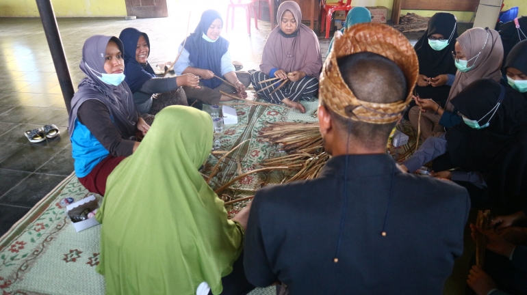 Pelaksanaan Workshop Kerajinan 1 oleh mahasiswa/i KKN PHP2D KSR FKM UNDIP 2021 di Aula Balai Desa Kesongo, Kecamatan Tuntang, Kabupaten Semarang