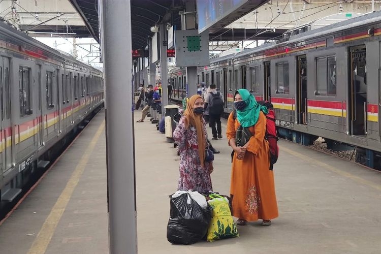 Ilustrasi: Warga menggunakan moda transportasi Kereta Rel Listrik Commuter Line untuk berbelanja di Pasar Tanah Abang, Jakarta Pusat. (Foto: KOMPAS.com/Ihsanuddin)