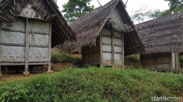 Ilustrasi: Bangunan/lumbung padi Suku Baduy masih berdiri kokoh seusai gempa (Sumber: detik.com)