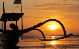 Sunset di pelabuhan Toya Pakeh Nusa Penida