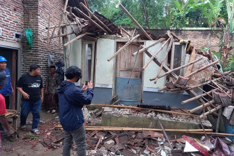 Satu rumah ambruk saat gempa Banten Jumat (dokumen KOMPAS.COM/ACEP NAZMUDIN)